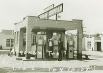 Early gas station at 9541 Aurora Ave.N. (1938 photo)